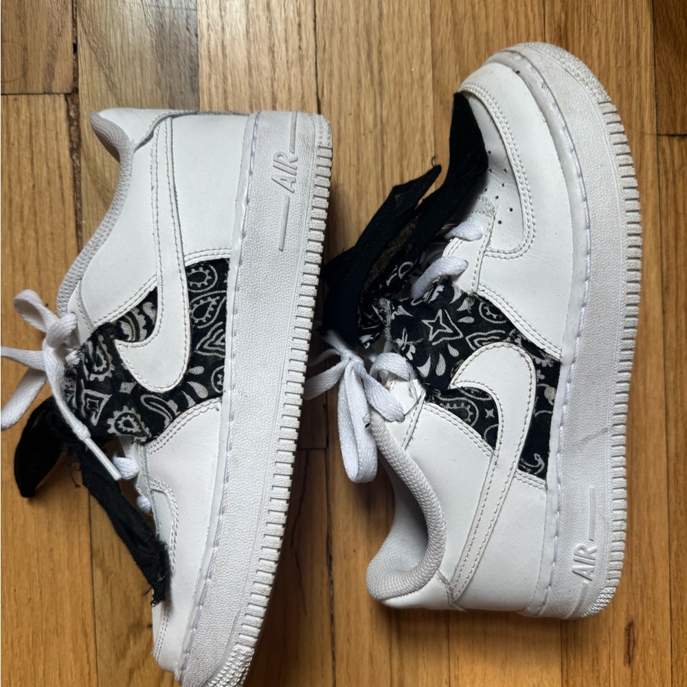 Nike CUSTOM BANDANA AF1. size is boys 4 = women 6